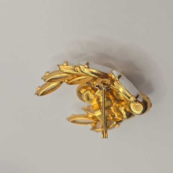 White Milk Glass Gold Tone Vintage Brooch - Picture 9 of 10